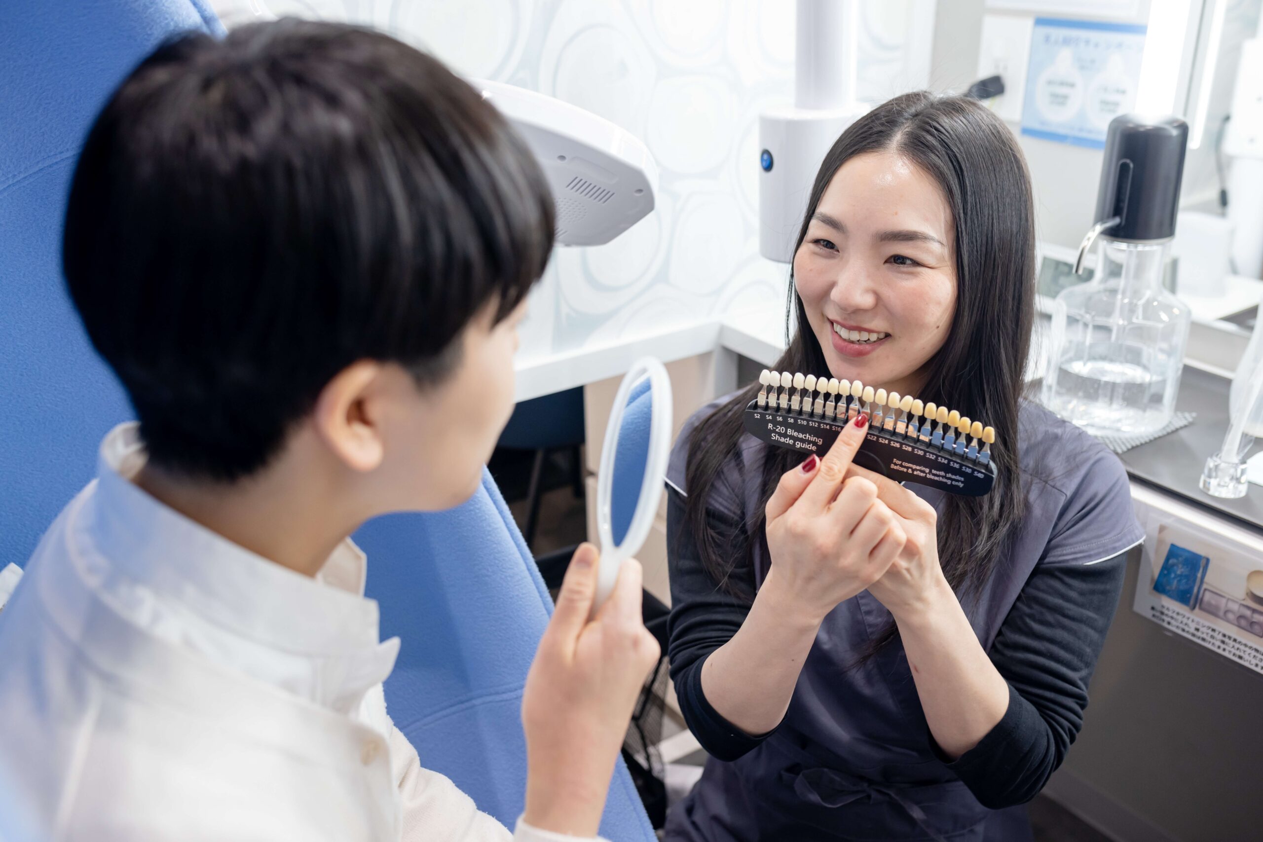 多くのお客様から高い口コミ評価を得ている美容サロン - セルフホワイトニングのシェードガイドを使用して丁寧にご説明